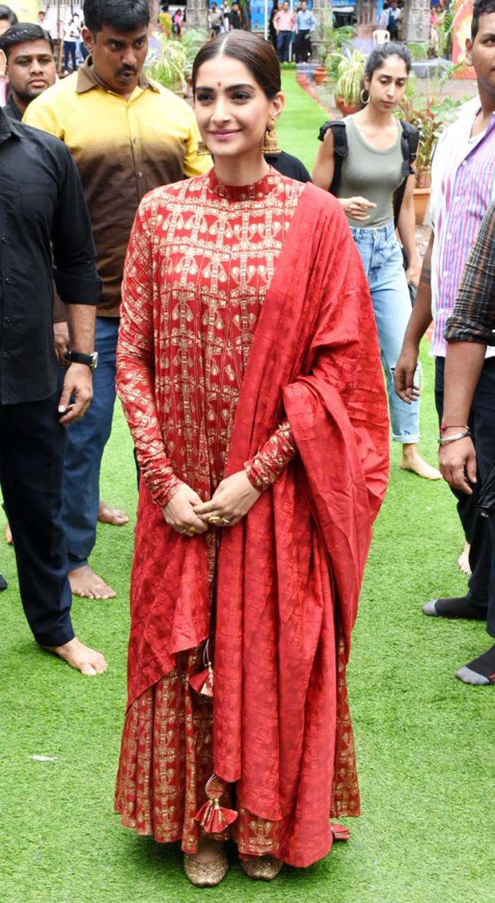 India Tv - Sonam Kapoor at Ganpati Pandal, Andhericha Raja on the occasion of Ganesh Chaturthi 
