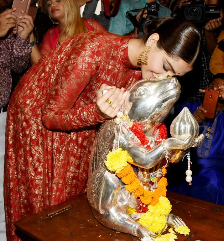 India Tv - Sonam Kapoor at Ganpati Pandal, Andhericha Raja on the occasion of Ganesh Chaturthi 