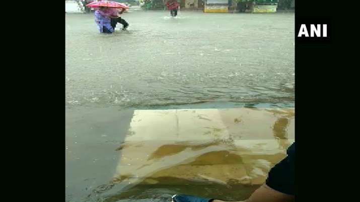India Tv - Mumbai Rains: Schools remain closed today, trains delayed; IMD issues Orange alert | Live Updates