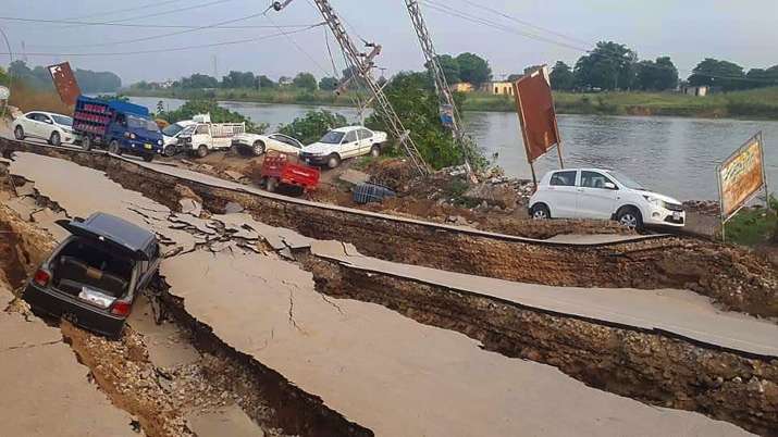 Toll rises to 30, over 370 injured in quake in Pakistan