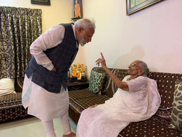 Pm Modi Meets Mother In Gandhinagar Heeraben Greets Him With Jaggery See Pics India News India Tv