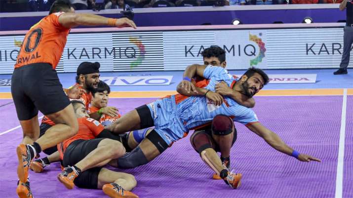 Players of U Mumba (Orange) and Bengal Warriors (Blue) in