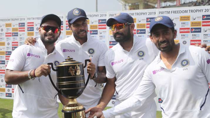 From left, India's Rishabh Pant, Umesh Yadav, Mohammed