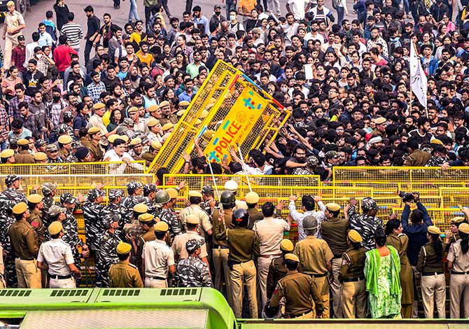 JNU students' protest throws Delhi traffic out of gear as
