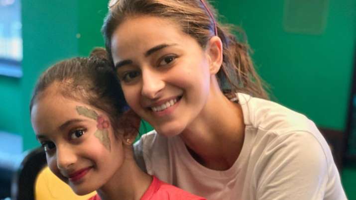 Ananya Panday turns makeup artist for Farah Khan’s daughters Anya and Diva