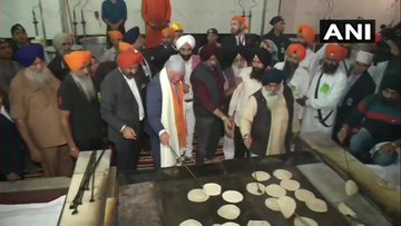 Prince Charles visits Bangla Sahib gurdwara, tries flipping