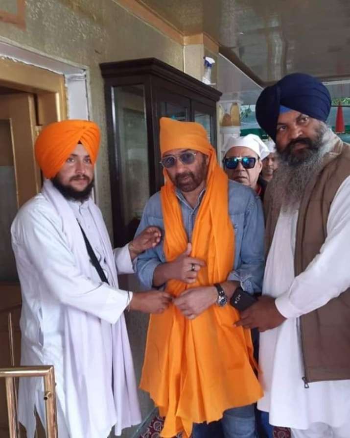 Sunny Deol receives special welcome at Gurdwara Darbar Sahib in ...