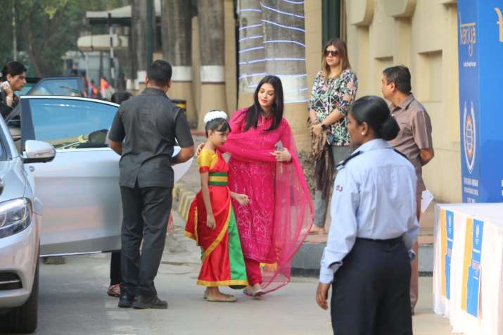 Aishwarya Rai Bachchan S Daughter Aaradhya Looks Cute In Red