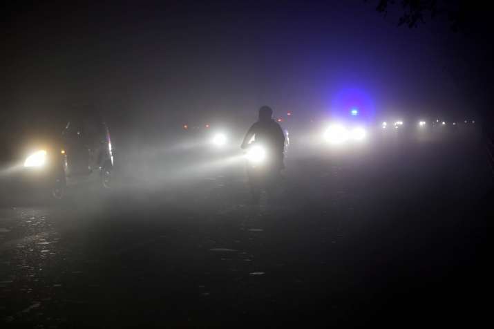 Dense fog envelopes Delhi-NCR, Dec 29 coldest night as mercury drops to 2.5 degree celsius