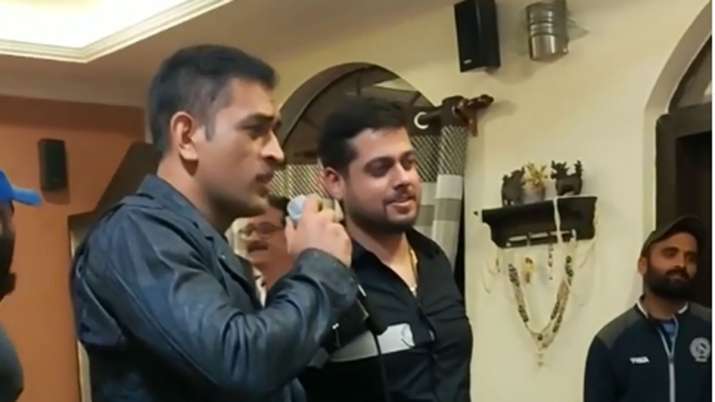 MS Dhoni seen humming tune of old Hindi song