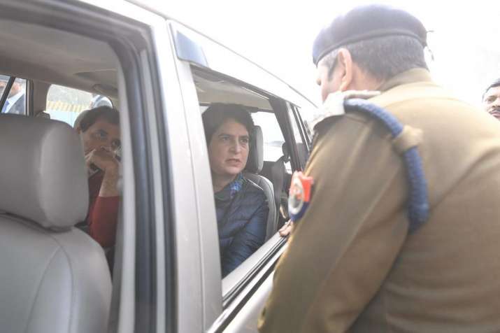 Rahul, Priyanka Gandhi stopped on their way to Meerut