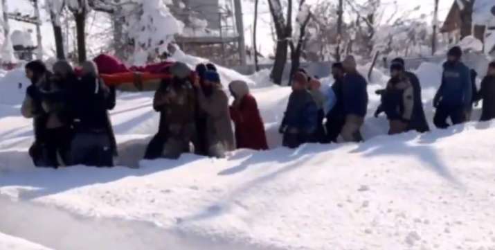 Hero jawans carry pregnant woman to Baramulla hospital in