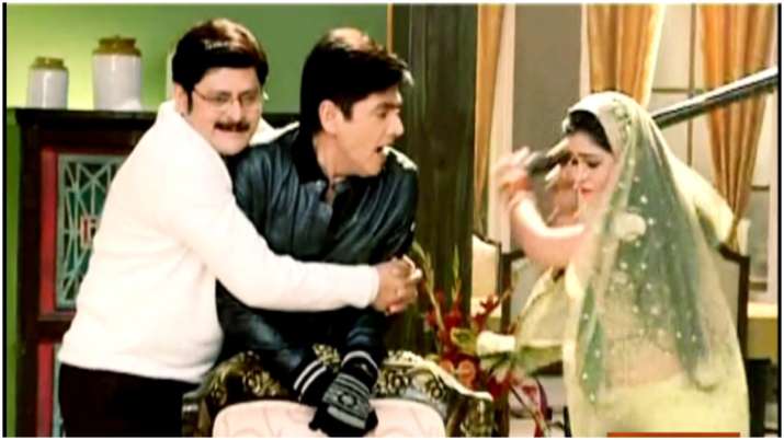 Bhabiji Ghar Par Hain: Vibhuti gets beaten up by Angoori