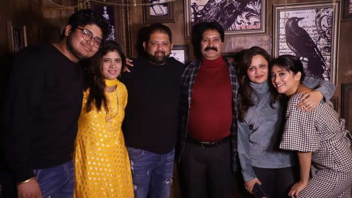 Naira aka Shivangi Joshi celebrates her parents wedding anniversary