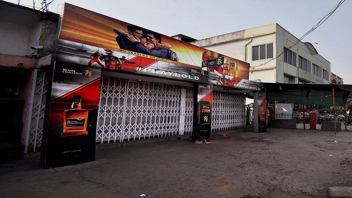 3 borders adjoining northeast Delhi sealed, liquor shops closed in Ghaziabad