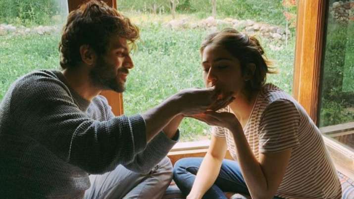 Kartik Aaryan feeds Sara Ali Khan with food ahead Love Aaj Kal release, says 'kaafi dubli ho gayi ho