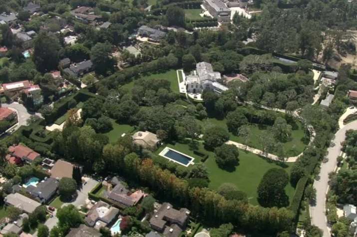 India Tv - Amazon boss Jeff Bezos buys lavish Beverly Hills mansion worth Rs 1,178 crore for his girlfriend