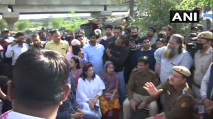 Coronavirus: Delhi Police reach Shaheen Bagh, ask