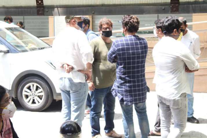 India Tv - Irrfan's Paan Singh Tomar director Tigmanshu Dhulia arrived for funeral