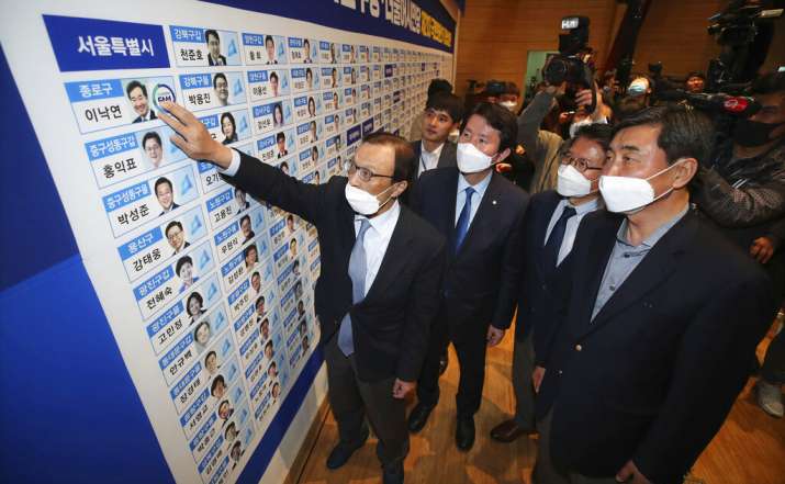 Lee Hae-chan, left, Chairperson of the Election Campaign Committee of the ruling Democratic Party, p