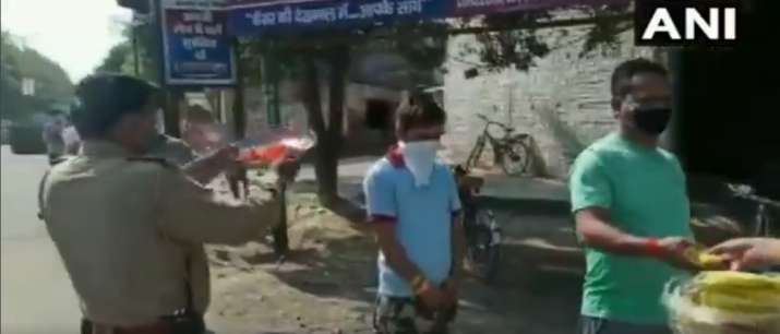 Nagpur: Police performs aarti of lockdown violators in Kidwai Nagar | Watch Video