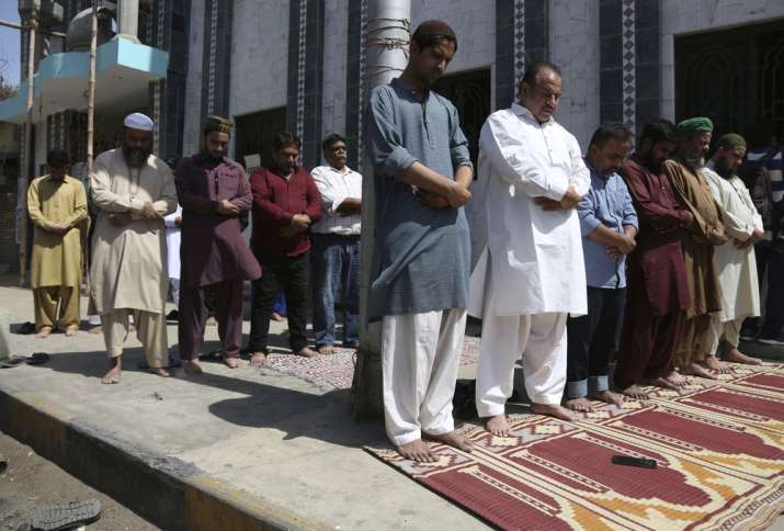 Pakistan mosques stay open in even as coronavirus death toll rises