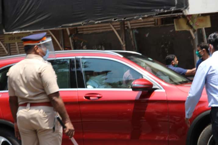 India Tv - Celebs arrive at Mumbai hospital 