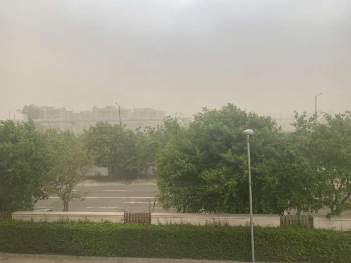 Sky turns dark as rain, dust storm sweep Delhi-Noida 