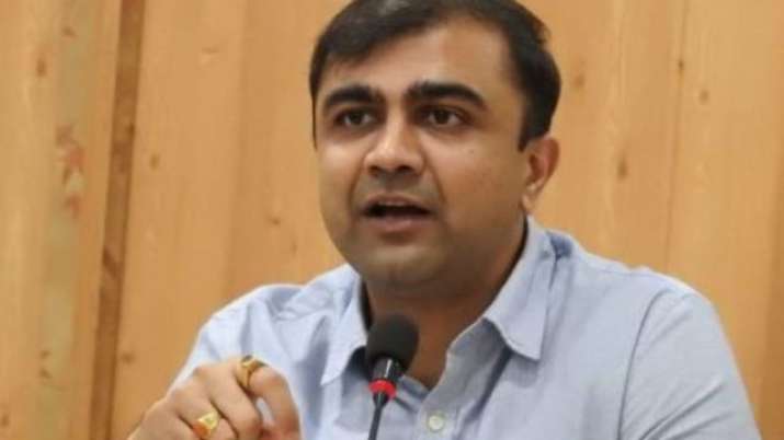 IAS Abhishek Prakash pays surprise visit to Charbagh Railway Station in Lucknow