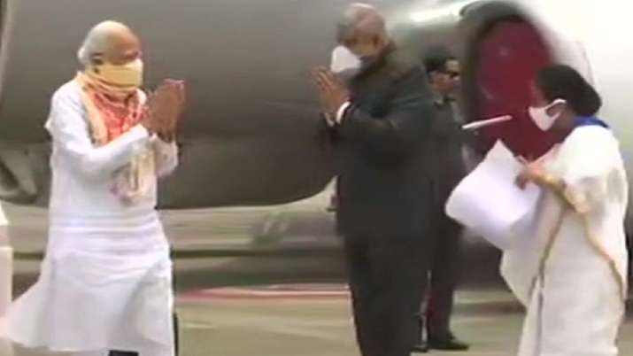 पीएम नरेंद्र मोदी ने सीएम ममता बनर्जी के साथ पश्चिम बंगाल में #CycloneAmphan से प्रभावित क्षेत्रों का हवाई सर्वेक्षण किया! PM Modi, Mamata Banerjee conduct aerial survey of Cyclone Amphan ...