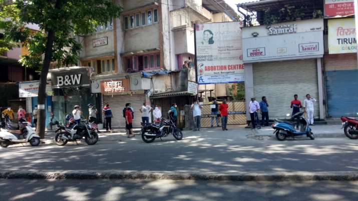 India Tv - Outside several liquor shops, long queues were witnessed in Mumbai, Thane, Pune, Nagpur, Nashik, Rat