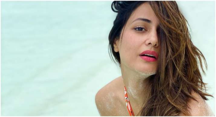 Hina Khan Asks Fans Not To Use Alcohol Based Sanitiser To Wipe Phones Here S Why Tv News India Tv