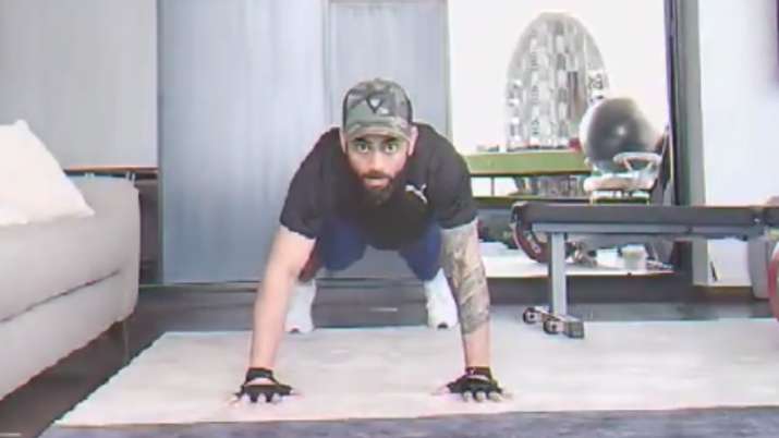 Watch | Virat Kohli nails Hardik Pandya's fly push-ups with added clap thumbnail