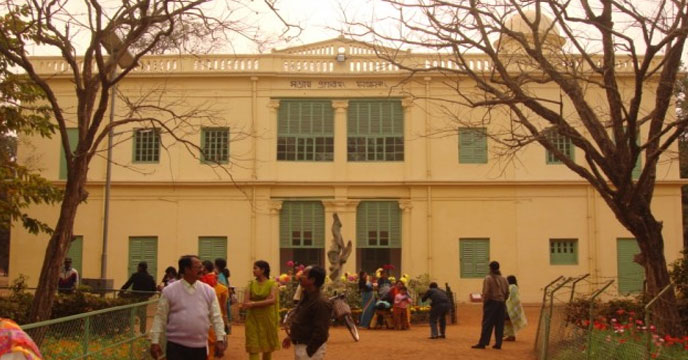 West Bengal: Locals ransack fences at Pousha Mela ground in Shantiniketan's Vishwabharati University