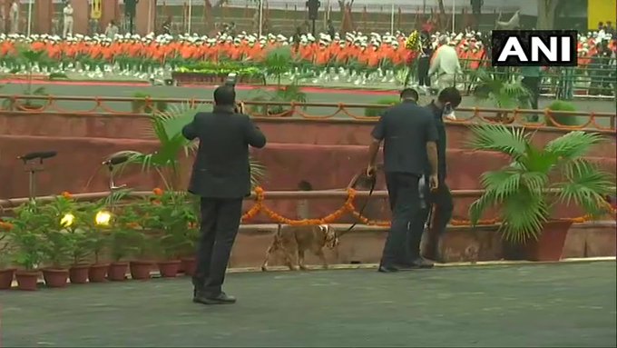 India Tv - Security checks being conducted at Red Fort ahead of PM Modi's arrival.