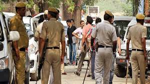 UP: 2 cops injured in attack by locals while trying to arrest robbery accused