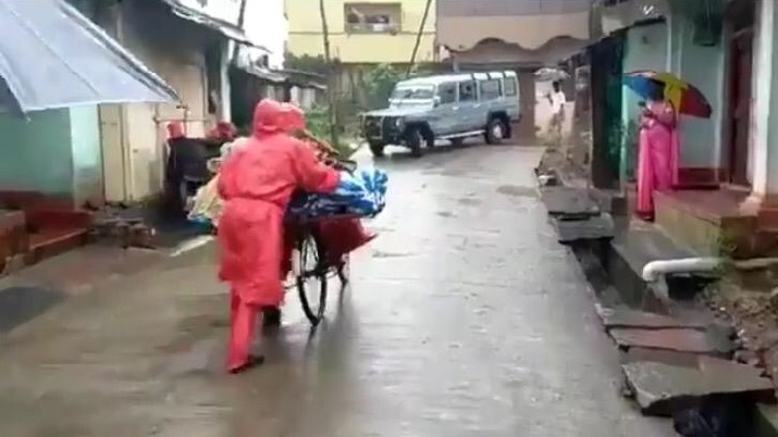 Karnataka: With no aid coming due to COVID fear, family transports body on bicycle