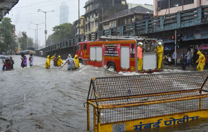 Mumbai Rains Thane Palghar Ratnagiri Waterlogging High Tide Local Trains Stranded Mumbai Weather Forecast India News India Tv