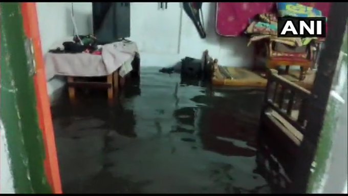 India Tv - Rainwater enters into the houses of people in Kochi