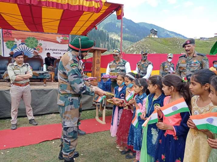 India Tv - Indian Army organises ‘Bangas Awam Mela’ in Kashmir Valley
