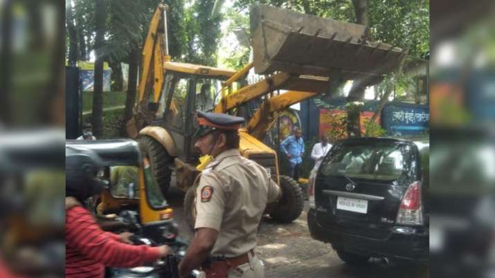 India Tv - JCB being used to demolish Kangana Ranaut's Bandra office