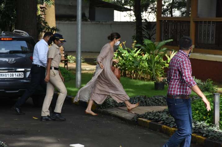 India Tv - Deepika walking towards the NCB guest house accompanied by her staff and a lady officer
