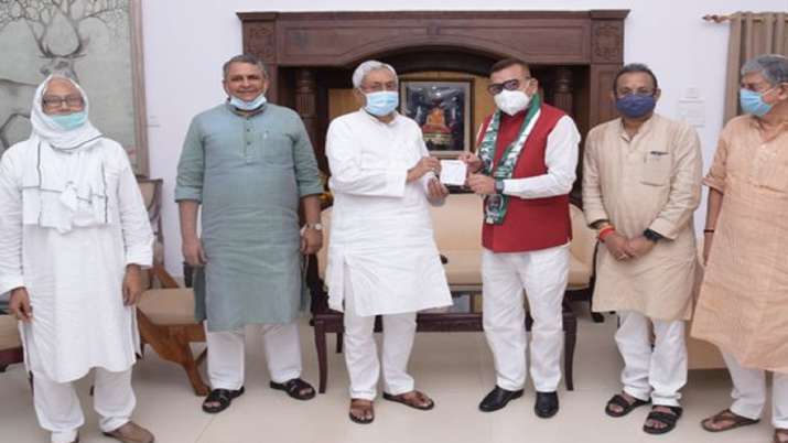 Former Bihar DGP Gupteshwar Pandey, who recently took VRS, joins JD(U) at Chief Minister Nitish Kuma