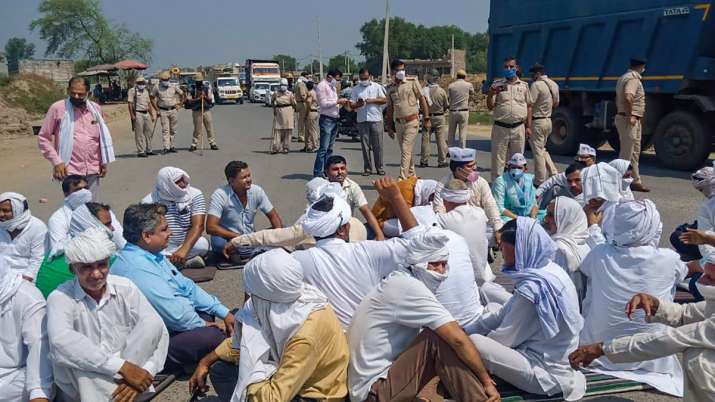 Thousands of farmers protest in Maharashtra