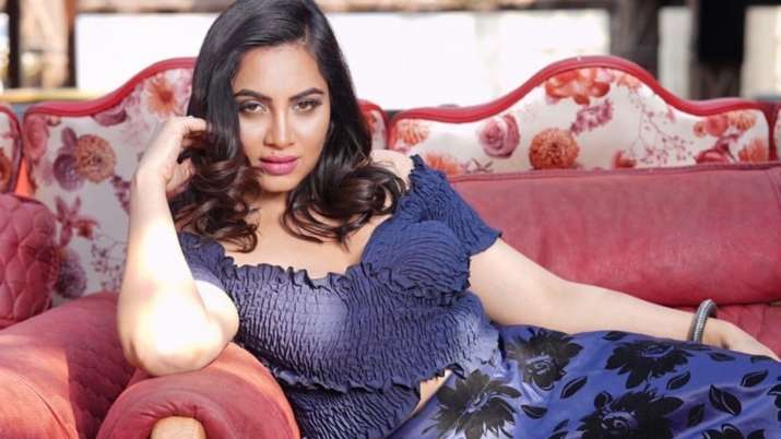Arshi Khan, who was seen on Bigg Boss 14, claimed that Salman Khan has asked her to return to Bigg Boss 15 with her 'son'. 