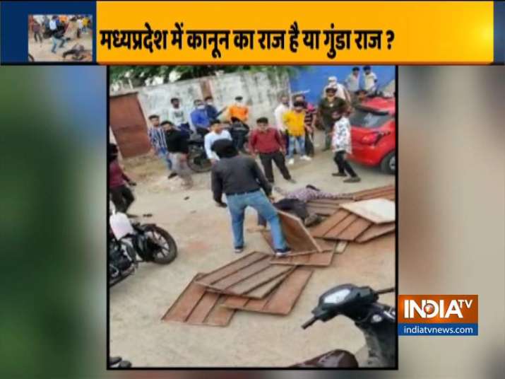 madhya pradesh jabalpur auto rickshaw driver, autorickshaw driver thrashed with iron plates, autoric