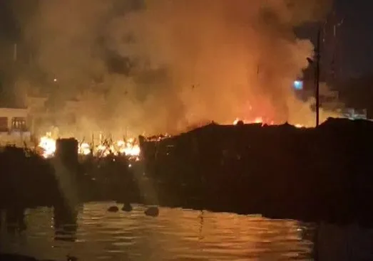 Lucknow: Fire breaks out at Dhobi Ghat in Aishbagh