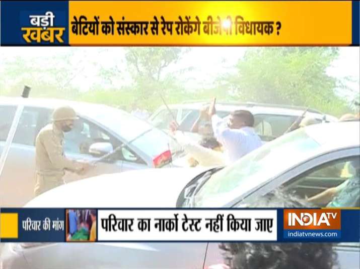 India Tv - Hathras case: Samajwadi Party workers block roads, lathicharged by police 