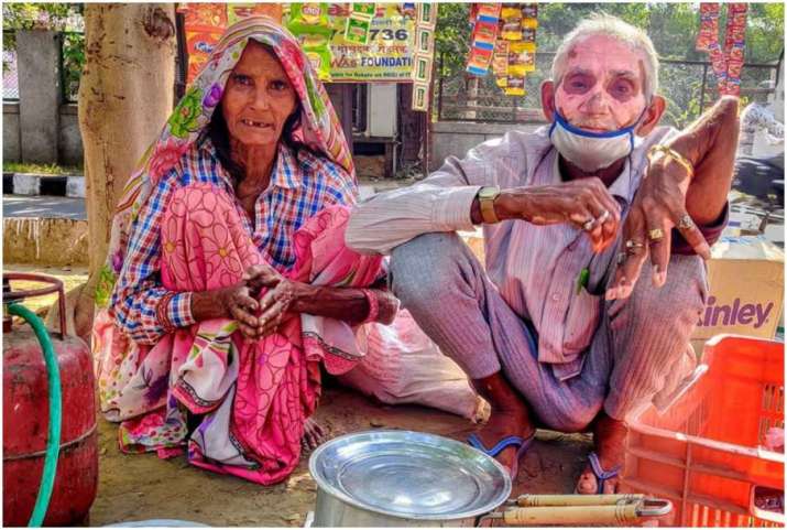 70-year-old tea-seller with broken arm 