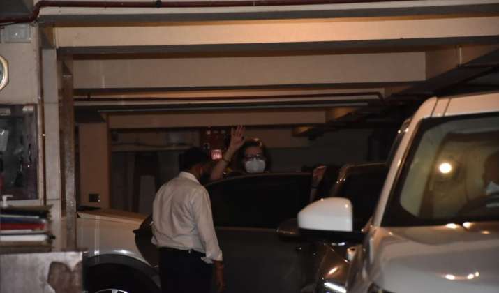 India Tv - Karisma Kapoor spotted at sis Kareena Kapoor Khan's residence with mom Babita. See pics